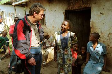 Ruhengeri / Stadt im nordwesten Ruanda / Rwandas.
Bild: Ein Journalist unterhält sich mit Einwohnern der Stadt.