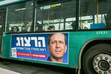 "Herzog. Ein vernünftiger und verantwortlicher Ministerpräsident": Werbung der Partei "HaMachane HaZioni" ("Zionistisches Lager") an einem Bus der israelischen Gesellschaft Egged, aufgenommen nahe der Altstadt Jerusalems.