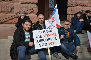 Mehr als 1.000 Menschen demonstrierten am 7. März 2015 auf dem Gutenbergplatz in Mainz unter dem Motto "Die Vernichtung des christlichen Lebens in Syrien und Irak beenden!"