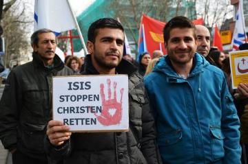 Teilnehmer einer Demonstration unter dem Motto "Die Vernichtung des christlichen Lebens in Syrien und Irak beenden!" am 7. März 2015 auf dem Gutenbergplatz in Mainz.
