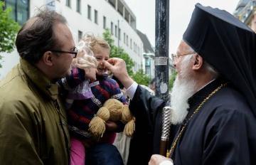 Der Ökumenische Patriarch von Konstantinopel, Bartholomaios I. (r.) segnet bei seiner Ankunft am 12. Mai 2014 am Bartholomäus-Dom in Frankfurt ein Kind. Bartholomaios I. ist das Ehrenoberhaupt der Weltorthodoxie.