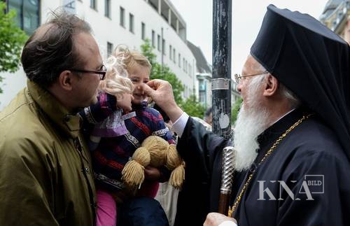 140512-93-000035 Patriarch Bartholomaios I. segnet ein Kind