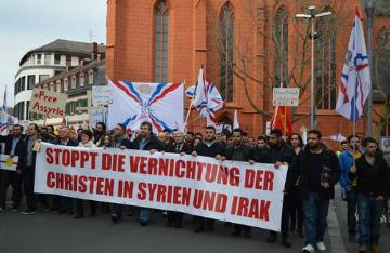 Teilnehmer einer Demonstration unter dem Motto "Die Vernichtung des christlichen Lebens in Syrien und Irak beenden!" am 7. März 2015 auf dem Gutenbergplatz in Mainz.