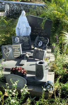 Reunion
Kessel der Kulturen: Die meisten Nachfahren der chinesischen Fremdarbeiter auf der französischen Übersee-Insel La Reunion traten bald zum Christentum über. Grab auf dem Friedhof von Saint-Paul.