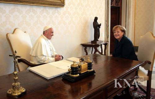 KNA_277952 Papst Franziskus und Angela Merkel