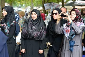 Eine Demonstrantin mit Kopftuch fotografiert die Demonstration. Am 25. Juli 2014 gingen mehr als 1000 Menschen anlässlich des Al-Quds-Tages gegen Israel in Berlin auf die Straße. Ihnen gegenüber standen etwa 600 Gegendemonstranten.