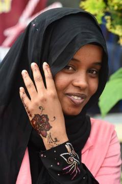 Porträt einer jungen Frau mit Kopftuch beim Zuckerfest. Zum Ende des Ramadan feiern Muslime das dreitägige Zuckerfest. Die Feiern finden meist im privaten Kreis statt, in Offenbach am Main luden Muslime am 29. Juli 2014 in ihrem Stadtviertel jedoch alle interessierten Bürger zu einer öffentlichen Feier ein.
