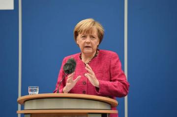 Bundeskanzlerin Angela Merkel (CDU) besucht Behörden des Bevölkerungsschutzes und trifft Ehrenamtler.