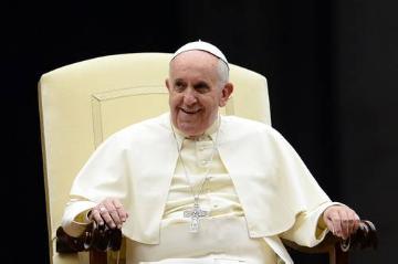 Papst Franziskus am 4. Oktober 2014 während eines Abendgebets auf dem Petersplatz. Gläubige haben bei einem Abendgebet auf dem Petersplatz in Rom für die Weltbischofssynode über Familie und Ehe gebetet.