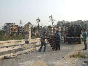 Die Aufräumarbeiten in und um die Moschee des Khalid ibn al-Walid in Homs haben begonnen.
