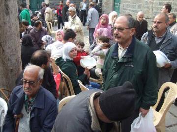 Im Jesuitenkonvent in Bustan al-Diwan (Alt-Homs) wird täglich für 1200 Menschen gekocht. Viele ältere Leute aber auch Familien, Muslime und Christen nehmen die Hilfe dankbar in Anspruch.