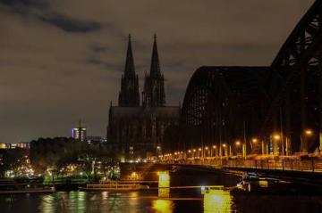 Der Kölner Dom ohne Beleuchtung bei der Kögida/Pegida ("Patriotische Europäer gegen die Islamisierung des Abendlandes") Demonstration in Köln am 5. Januar 2015. Der Dom und weite Teile der Altstadt wurden zur Zeit der Demonstration nicht beleuchtet.