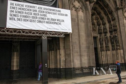 150116-93-000086 Plakat gegen Intoleranz am Kölner Dom