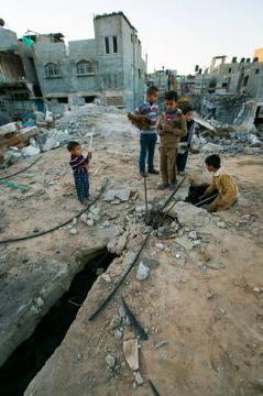 Kinder spielen in dem vom Krieg zerstörten Stadtteil Schijaiyah in Gaza.