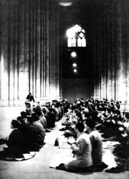 Hunderte von muslimischen Gastarbeitern beteten am 3. Februar 1965  im nördlichen Seitenschiff des Kölner Doms. Sie hatten selbst keine eigenen Gebetsräume und wandten sich in der christlichen Kathedrale Richtung Mekka, um den Ramadan nach ihren Regeln zu beenden. Dabei wurden auf den Steinfliesen auch Gebetsteppiche ausgerollt.