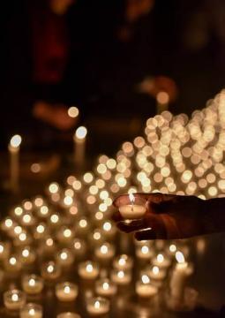 In der Sankt Peter Kirche Köln werden am 2. Februar 2015 als Zeichen der Solidariät 4.000 Kerzen für 4.000 Flüchtlinge angezündet. Bis 12. Februar ist das Flüchtlingszelt "Basislager | Base-camp" als Kunstprojekt von Hermann Josef Hack in der Kirche zu sehen.