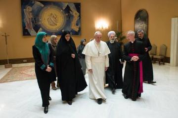 Papst Franziskus hat am 12. Februar 2015  die Vizepräsidentin des Iran, Shahindokht Molaverdi (links von Papst Franziskus), zu einer Privataudienz im Vatikan empfangen.
