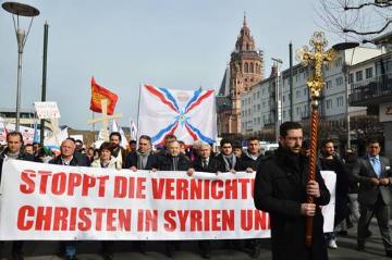 Mehr als 1.000 Menschen demonstrierten  am 7. März 2015 auf dem Gutenbergplatz in Mainz unter dem Motto "Die Vernichtung des christlichen Lebens in Syrien und Irak beenden!" Die Gesellschaft für bedrohte Völker (GfbV) unterstützte den Aufruf des "Zentralverbandes der assyrischen Vereinigungen in Deutschland und europäischen Sektionen" (ZAVD).