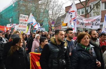 Demonstration  am 7. März 2015 auf dem Gutenbergplatz in Mainz unter dem Motto "Die Vernichtung des christlichen Lebens in Syrien und Irak beenden!" Die Gesellschaft für bedrohte Völker (GfbV) unterstützte den Aufruf des "Zentralverbandes der assyrischen Vereinigungen in Deutschland und europäischen Sektionen" (ZAVD).