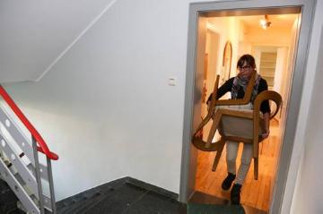 Haushaltsauflösung durch Mitarbeiter der Arche in Bonn am 21. September 2015. Die Arche in Bonn bietet berufliche Reintegration von Langzeitarbeitslosen und behinderten Menschen. Bild: Stühle werden aus einer Wohnung geräumt.