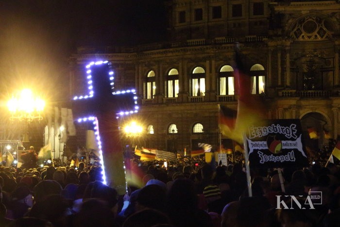 141223-93-000162 Pegida-Anhänger demonstrieren mit Kreuz
