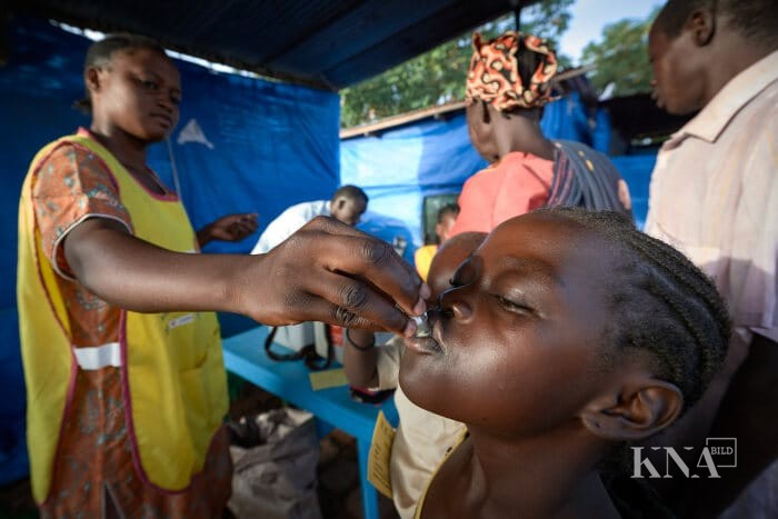 180803-93-000069 Kind schluckt Choleraimpfung
